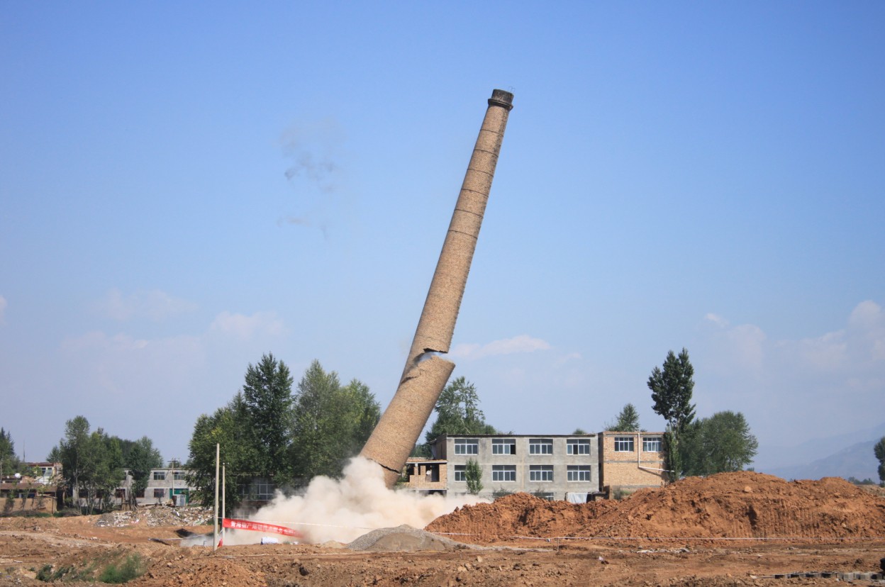 青海星空娱乐爆破技术服务有限公司北川工业园区49米烟囱拆除爆破圆满成功